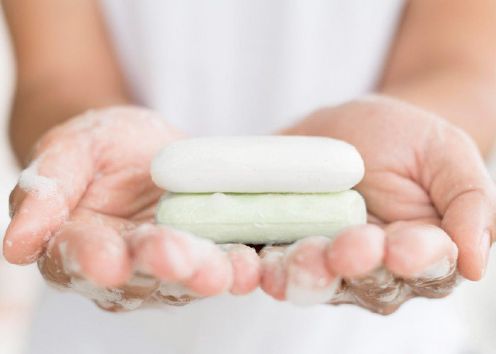 Lembut dan Aman, Ragam Manfaat Sabun Batangan untuk Melembapkan Wajah Sensitif