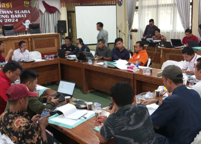 KPU Lampung Barat dan Saksi Parpol Lakukan Pencermatan Hasil Pleno 