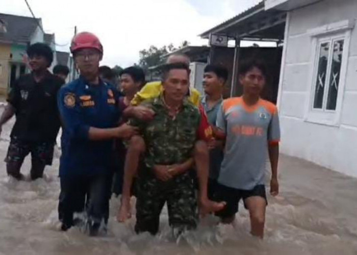 Babinsa Hadir Saat Banjir, KDKMP Desa Marga Agung Jadi Tempat Evakuasi Korban Banjir 