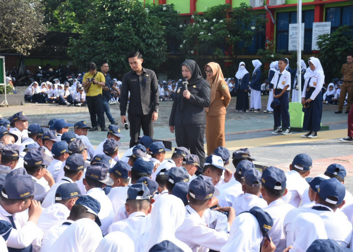 Eva Dwiana Kunjungi SMPN 7 Bandar Lampung di Hari Pertama Masuk Sekolah