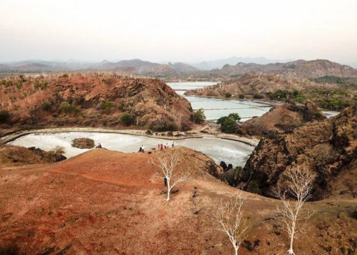 Pesona Bukit Tuamese, Raja Ampat Mini di Timor dengan Panorama Senja Memukau