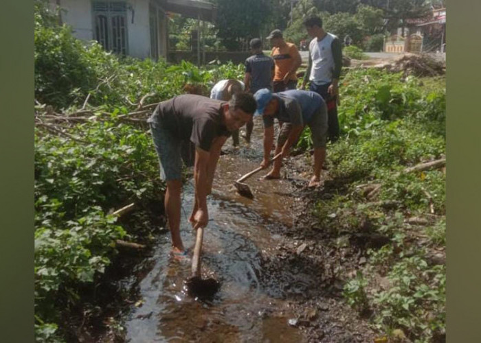 Cegah Banjir, Pekon Bangun Negara Gotong Royong Bersihkan Drainase