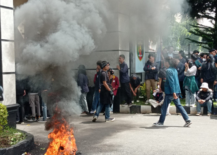 Massa Aksi Bakar Ban di Pintu Gerbang DPRD Lampung