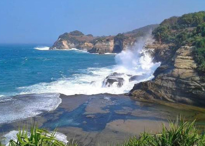 Pantai Piser, Surga Tersembunyi di Ujung Tebing Pacitan