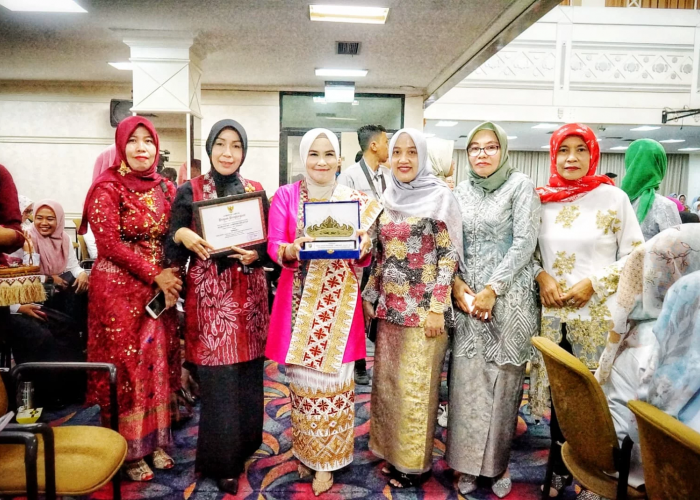 Ketua TP PKK Lampung Selatan Terima Penghargaan Desa SIGER