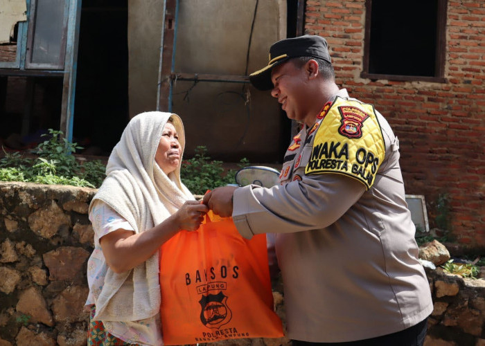 Peduli Sesama, Polresta Bandar Lampung Bagikan Sembako kepada Warga Terdampak Banjir