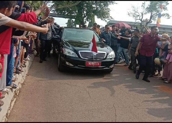 Sambut Kedatangan Presiden Jokowi, Masyarakat Lampung Utara Padati Jalan