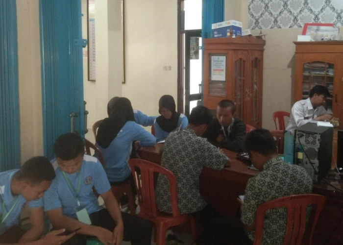 Petugas Kantor Kecamatan Way Tenong Terbantu Berkat Kehadiran 12 Siswa PKL 