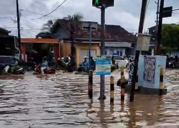 Hujan Deras Disertai Angin Kencang Sebabkan Sejumlah Titik di Bandar Lampung Tergenang
