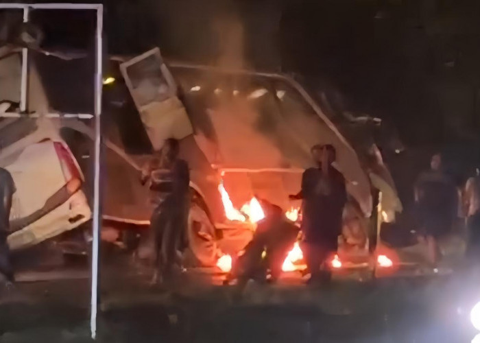 Serempet Motor, Bus Hino Dibakar Massa di Kotabumi Selatan