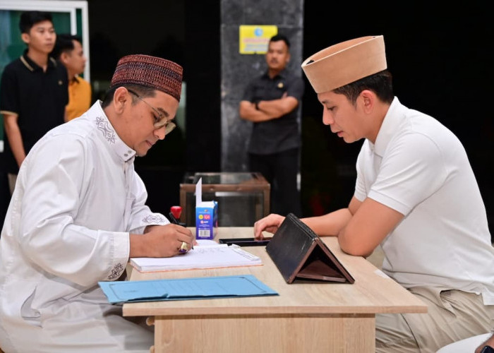 Bupati Lampung Selatan Serahkan Zakat Fitrah dan Apresiasi Marbot di Masjid Agung Kalianda