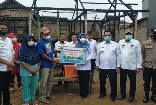 Dewi Handajani Serahkan Bantuan untuk Korban Kebakaran Rumah