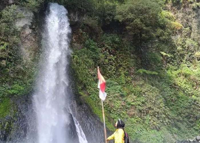 Pesona Air Terjun Cibeureum di Lereng Gunung Gede