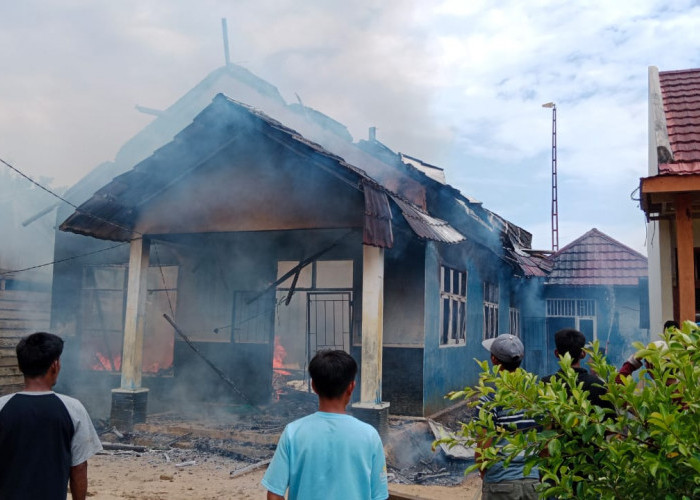Diduga Akibat Korsleting Panel Listrik Tenaga Surya, Balai Pekon Way Haru Ludes Terbakar