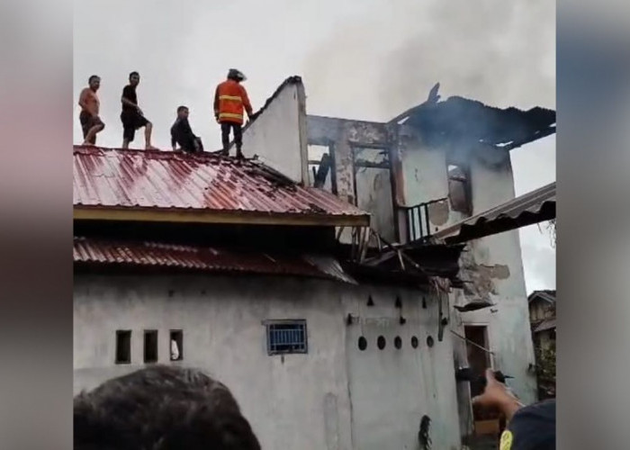 Rumah Dua Lantai di Pasar Krui Terbakar Hebat, Kerugian Ditaksir Capai Puluhan Juta