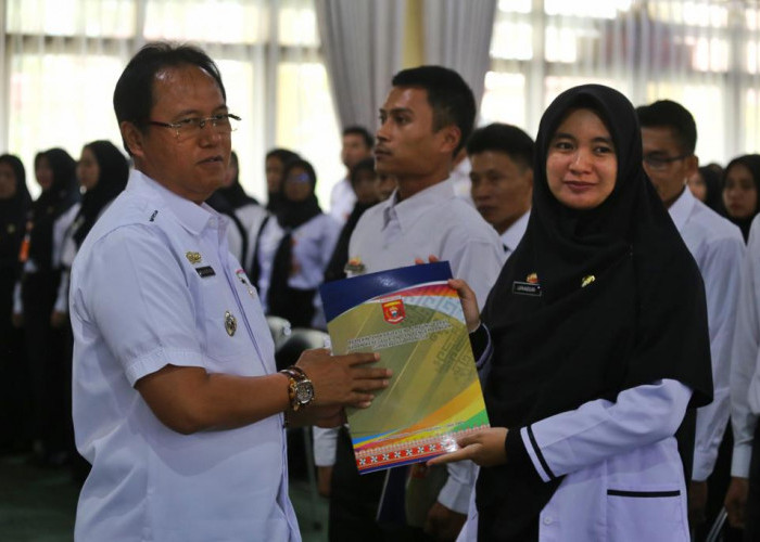 Serahkan SK Pengangkatan, Pj Bupati Lampung Barat Tekankan PPPK Bekerja Dengan Baik dan Patuhi Aturan