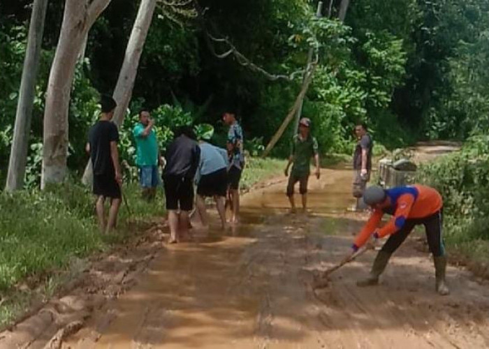 Pasca Banjir, Sisakan Material Lumpur di Jalan