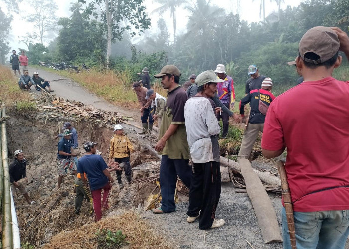 Sunayah Kerahkan Warga Cipta Waras Tangani Jalan Putus Pasca Cuaca Ekstrim