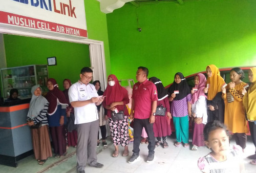 Tinjau Penyaluran PKH, Pesan Camat Bambang: Manfaatkan Bantuan Tepat Guna 