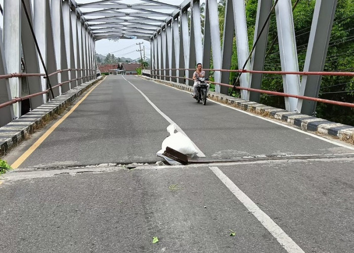Plat Baja Jembatan Pedada Mencuat, Pengendara Dalam Bahaya
