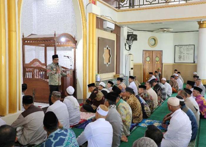 Pj Gubernur Samsudin Salat Jumat Bersama Masyarakat di Masjid Al Islah Tanggamus