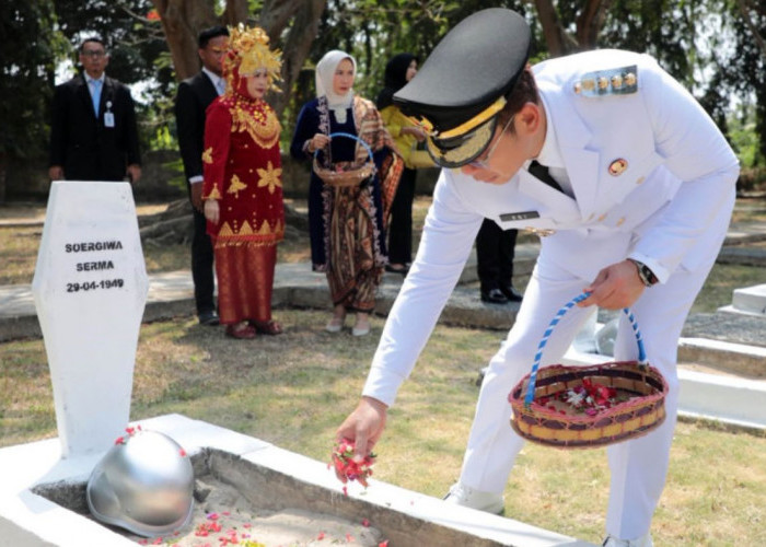 Peringati HUT RI, Bupati Radityo Egi Ziarah ke TMP Kusuma Bangsa