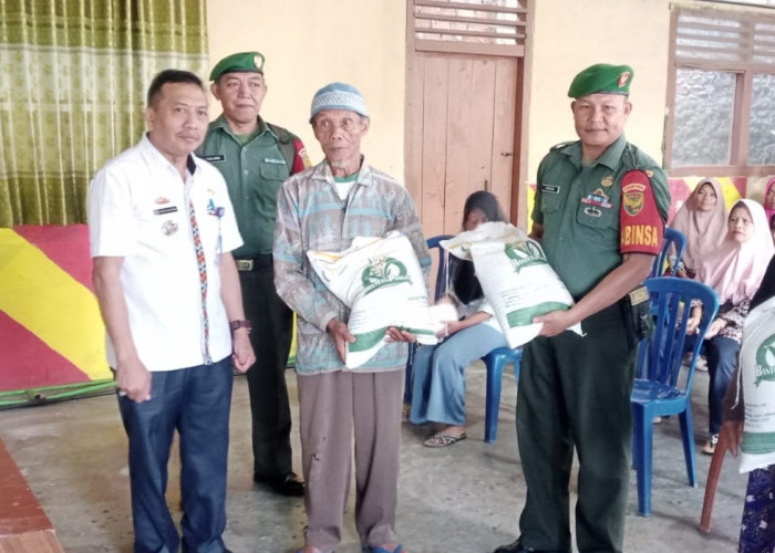 Camat Way Tenong Bagikan Langsung Bantuan Beras CPP di Pekon Puralaksana