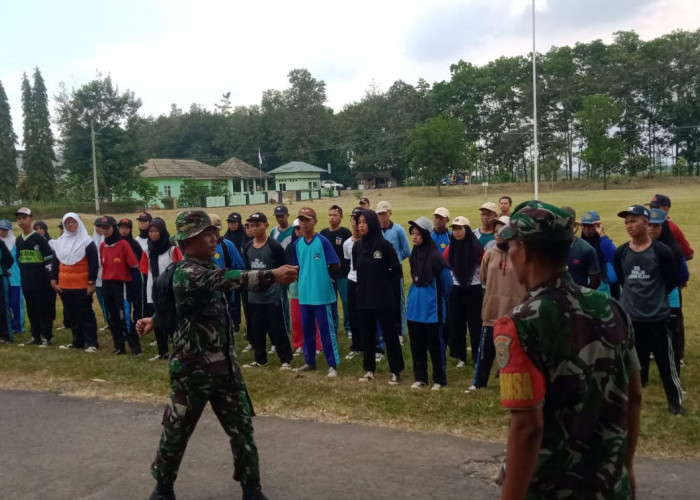 Paskibraka Kecamatan Jati Agung Intensif Latihan Bersama Anggota Posramil Jati Agung 