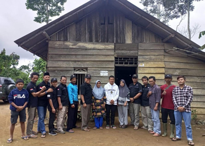 Wujud Kepedulian, PSHT NIC 068 Cabang Lampung Barat Bantu Korban Kebakaran Rumah di Sindang Pagar 