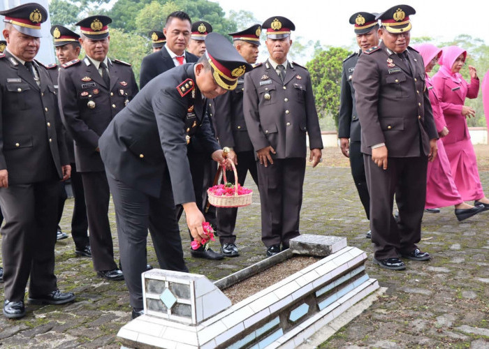 Hari Bhayangkara ke-77, Polres Lampung Barat Upacara dan Tabur Bunga di TMP