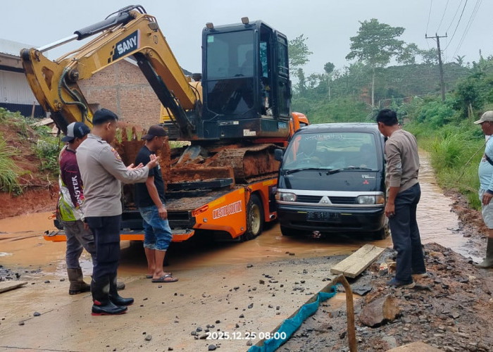 Genangan Surut, Jalan Lintas Sekincau Kembali Lancar Berkat Sinergi Aparat dan Wakil Rakyat