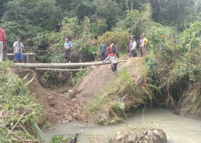 Jembatan Menuju Objek Wisata Bukit Bawang Bakung Ambruk, Mobilitas Masyarakat di 3 Pemangku Terhambat