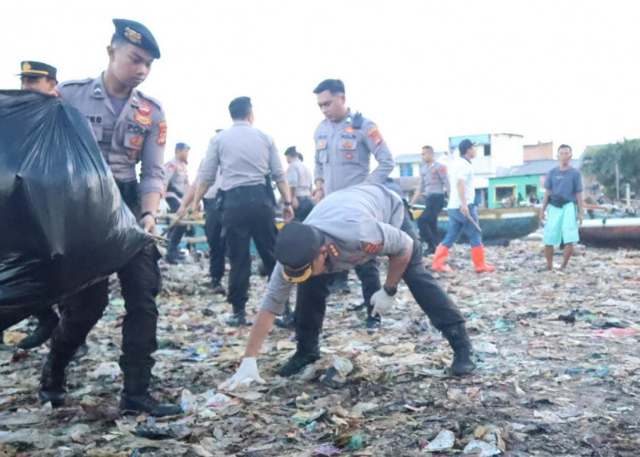 Personel Gabungan Polresta Bandar Lampung dan Sat Brimobda Lampung Bersihkan Sampah di Pantai Sukaraja