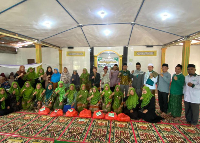 Gemar Sedekah Ramadhan, Muslimat NU Ranting Tanjung Raya Sukau Salurkan Bantuan Sembako