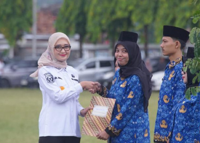 Wagub Jihan Serahkan SK 863 PPPK Paruh Waktu Ingatkan Nilai BerAKHLAK