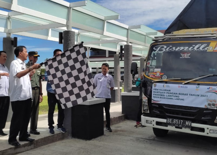 Ribuan Warga Empat Kecamatan di Pesbar Terima Bantuan Pangan Beras