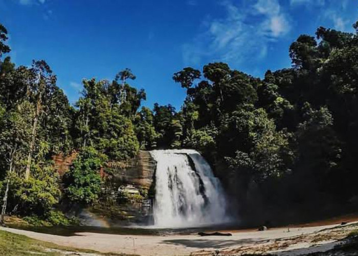 Pesona Air Terjun Tujuh Tingkat di Jantung Kalimantan Barat