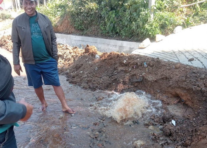 Proyek Jalan Sebabkan Pipa PDAM Bocor, Distribusi Air Wilayah Sekincau dan Way Tenong Terganggu