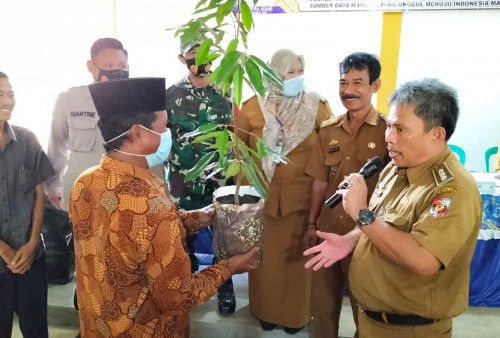 Kades Cempaka Timur Bagikan 300 Bibit Durian