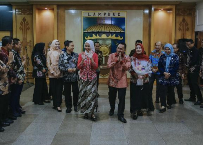 Prosesi Purnabakti Kepala Dinas Perkebunan Lampung, Wagub Jihan Serahkan SK Pensiun kepada 42 PNS