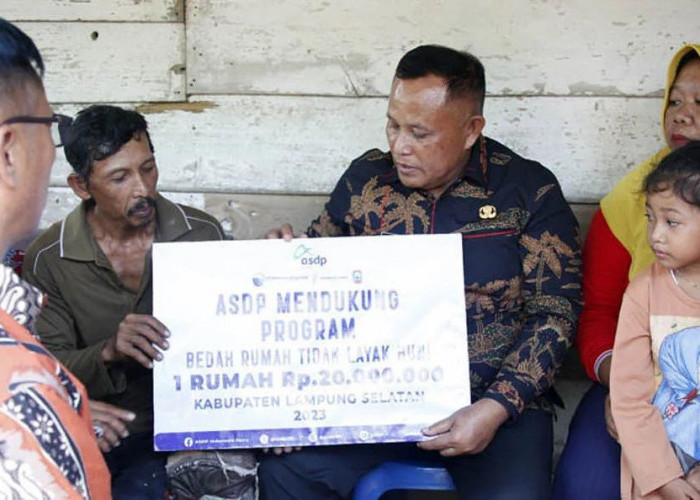 Bupati Nanang Ermanto Salurkan Bantuan Bedah Rumah di Merbau Mataram
