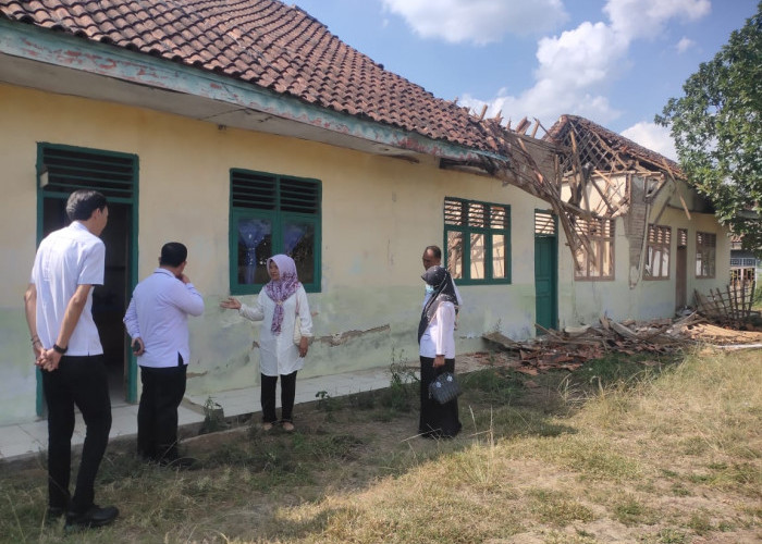 Kepala Disdikbud Lampung Utara Tinjau Atap Bangunan Ambruk SMP PGRI 2 Kotabumi