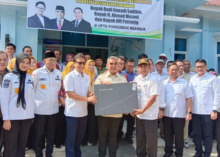 Menkes RI Serahkan Perangkat Internet Starlink ke Puskesmas Ngambur