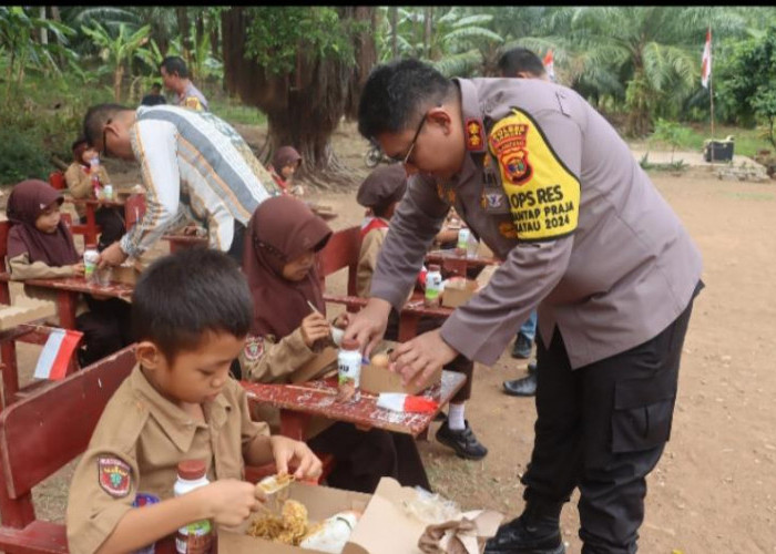 Polres Lamsel Berikan Makanan Bergizi Gratis di SDN 5 Pulau Rimau