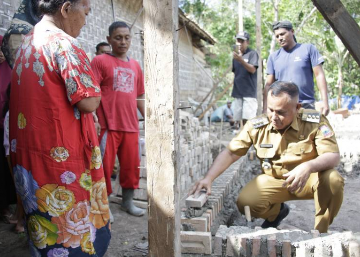 Bupati Lampung Selatan Lakukan Peletakan Bata Pertama Bedah Rumah Program Geserbu di Kecamatan Palas