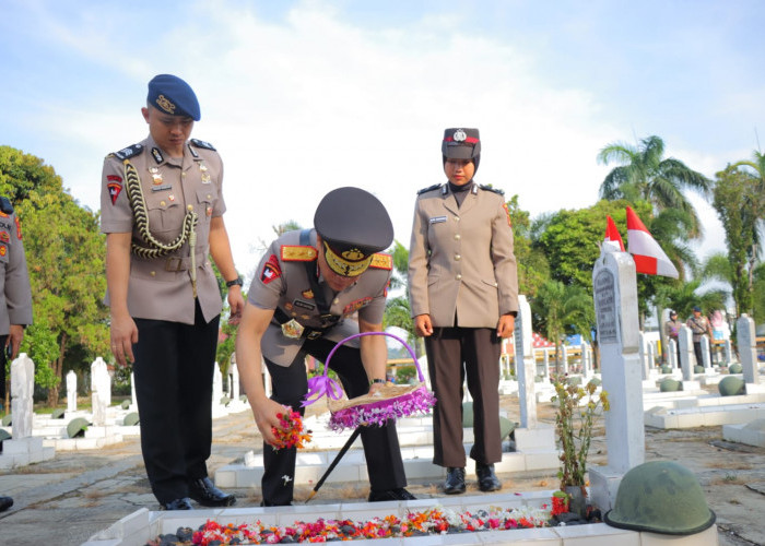 Sambut Hari Bhayangkara, Polda Lampung Gelar Upacara Ziarah Makam dan Tabur Bunga. 