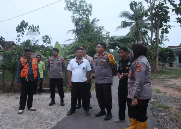 Polres Lamsel Salurkan Bantuan kepada Warga Terdampak Angin Puting Beliung di Tanjung Harapan