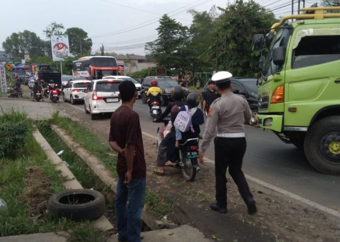 Kemacetan Parah di Jalan Lintas Tengah Sumatera, Truk Fuso Patah As Jadi Penyebab