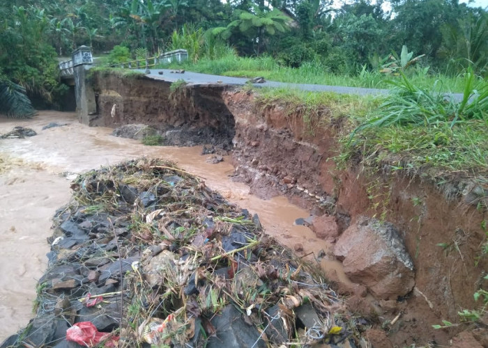 Hujan Deras Perparah Kerusakan Jalan Poros di Pekon Pagardewa