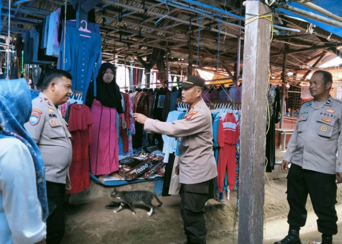 Sosialisasi Kamtibmas, Polsek Sumber Jaya Sambangi Pasar Cipta Waras 